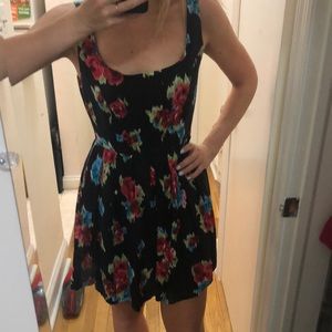 Love…ady dress. Scoop neck, floral